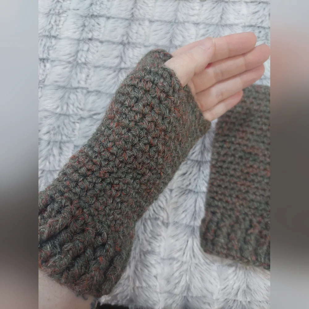 Crocheted half gloves / wrist covers‎